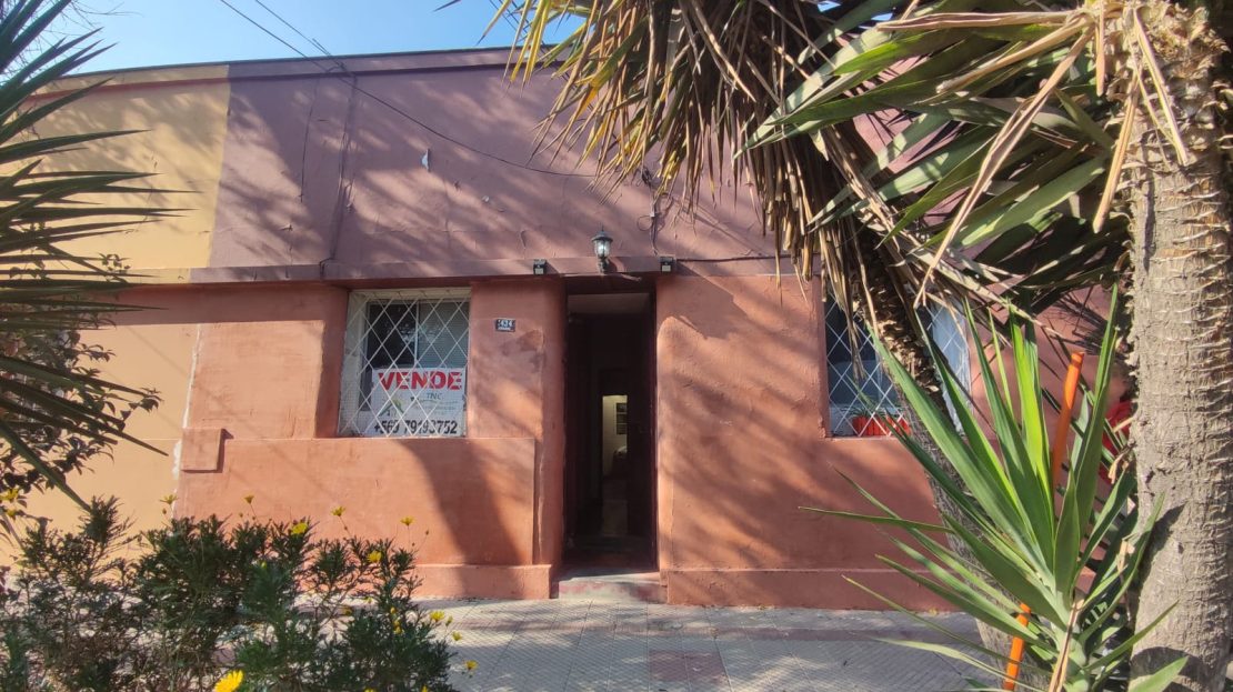 Casa En Girardi Con Av Santa Isabel